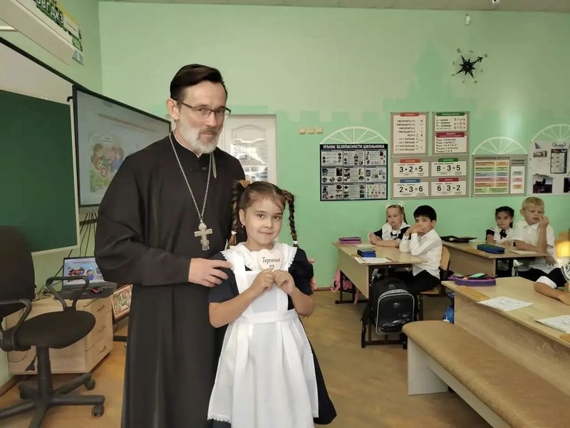 Священник рассказал первоклассникам Каргинской школы о силе слова