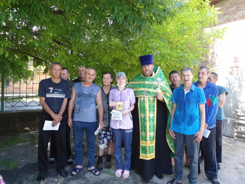 Протоиерей Вячеслав Лавлинский поздравил с праздником Пятидесятницы пациентов туберкулезного диспансера г. Каменск-Шахтинский