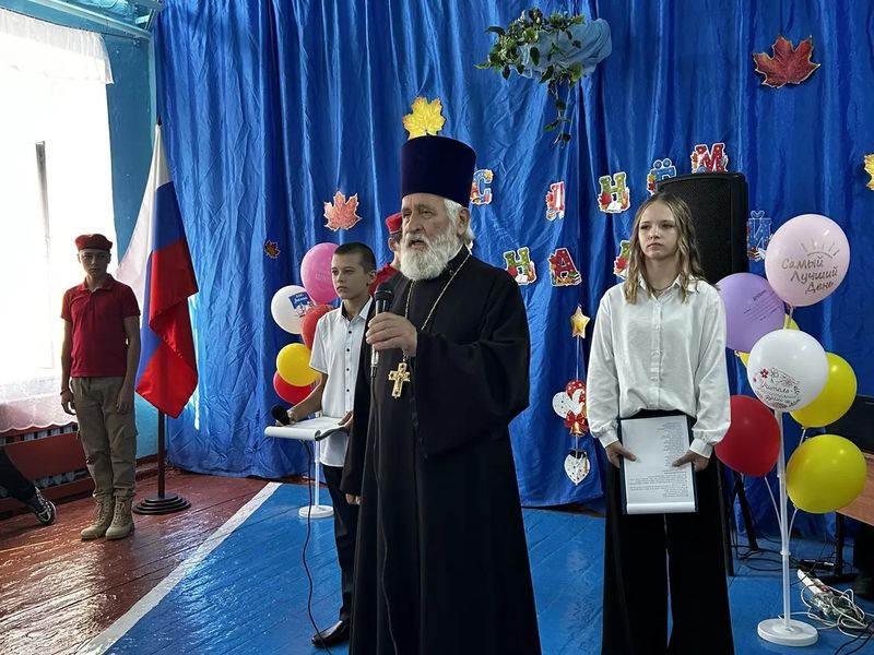В торжественной школьной линейке по подъёму Государственного флага России принял участие настоятель шахтинского Вознесенского храма
