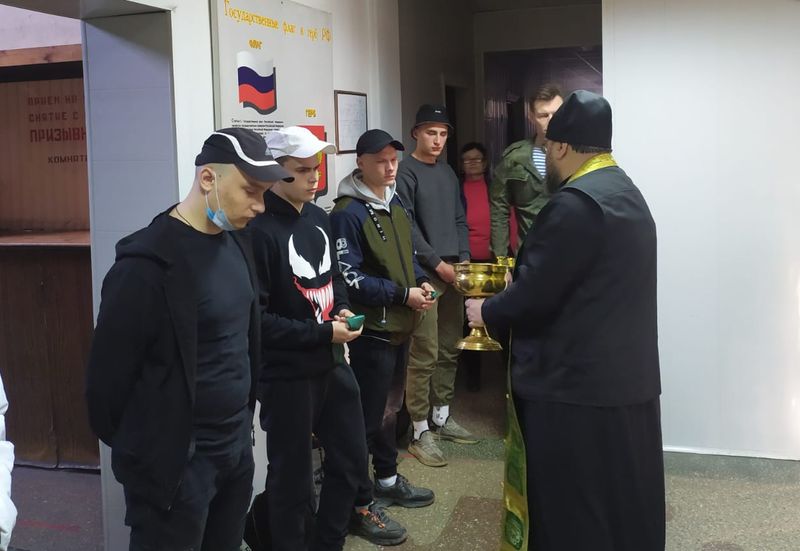 Священник благословил на ратное служение призывников в Новошахтинском военном комиссариате