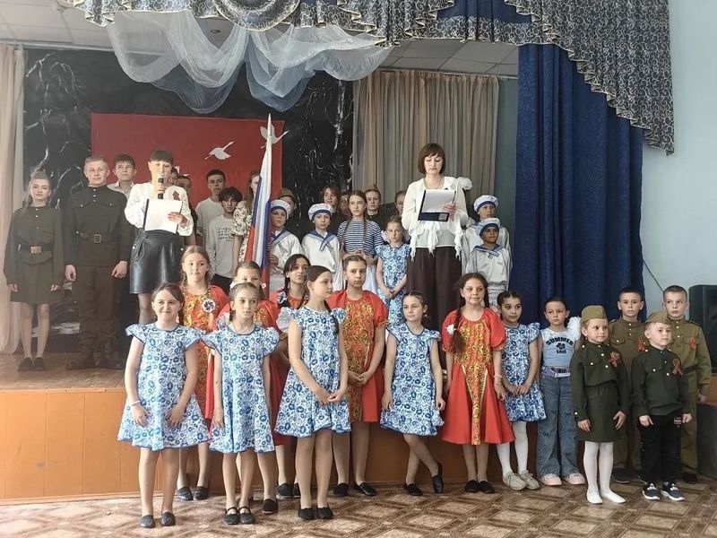 Праздничный концерт в школе поселка Горного в честь Дня Победы