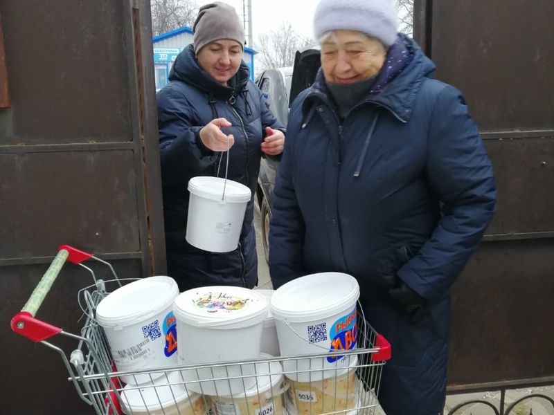 Бойцы ПВО поблагодарили православных волонтеров Миллеровского района