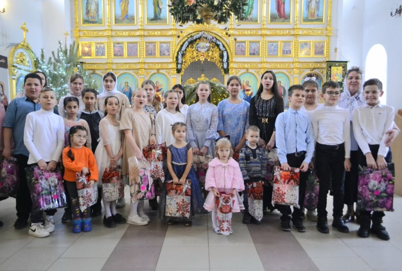 Воспитанники воскресной школы поздравили прихожан с Рождеством Христовым