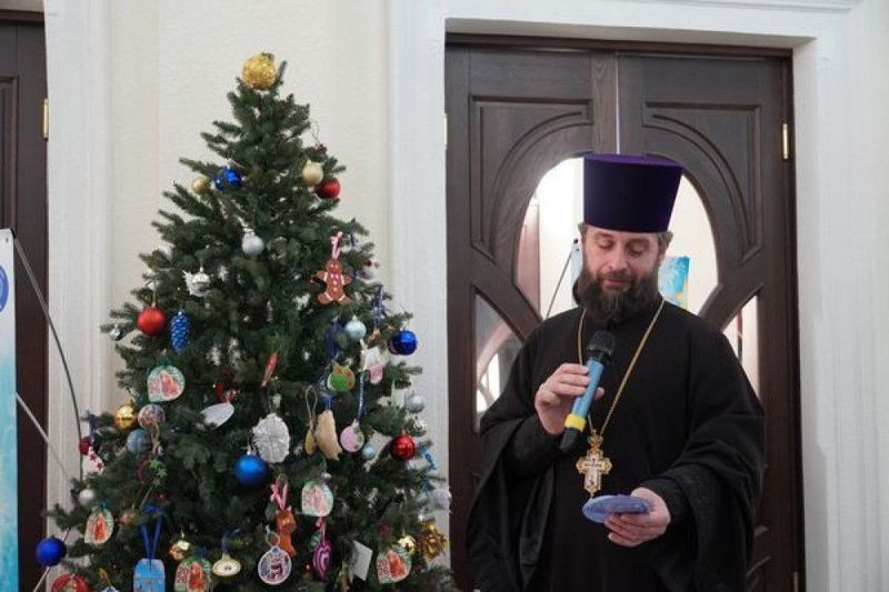 Благочинный приходов Нижнедонского округа принял участие в акции "Ёлка желаний"
