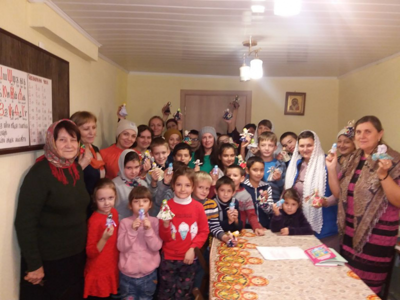 Члены женсовета храма святителя Тихона Задонского Тарасовского благочиния провели мастер-класс по изготовлению кукол для учащихся воскресной группы «Преображение» и воспитанников реабилитационного центра «Надежда»