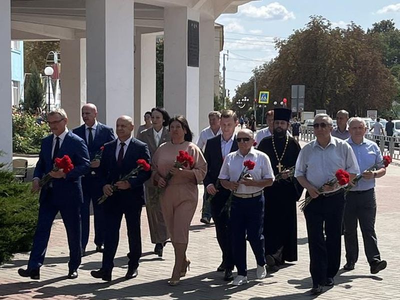 Благочинный приходов Александровск-Грушевского округа принял участие в возложении цветов