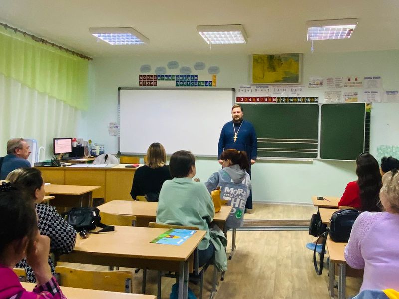 Настоятель Державного храма посетил Школу №20 города Донецка