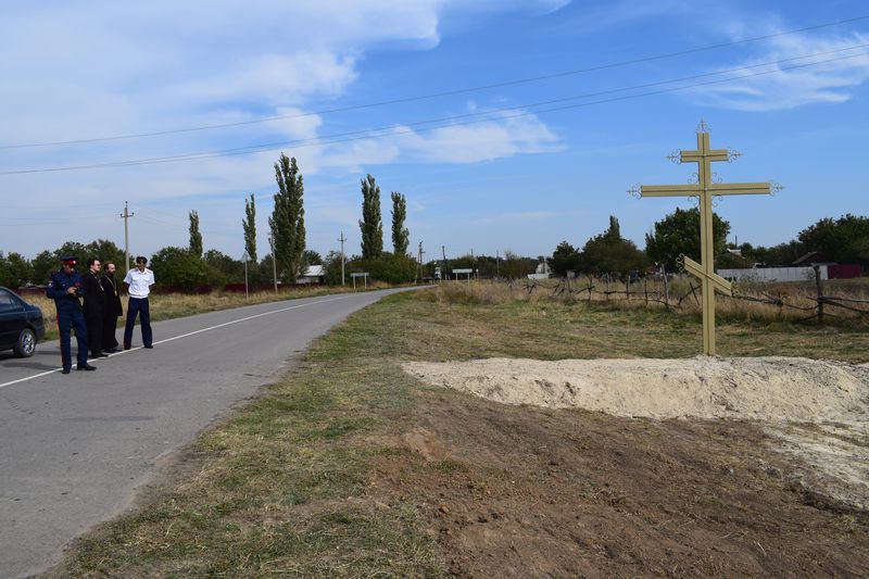 В поселке Новощербаков Октябрьского района установлен и будет освящен новый поклонный крест