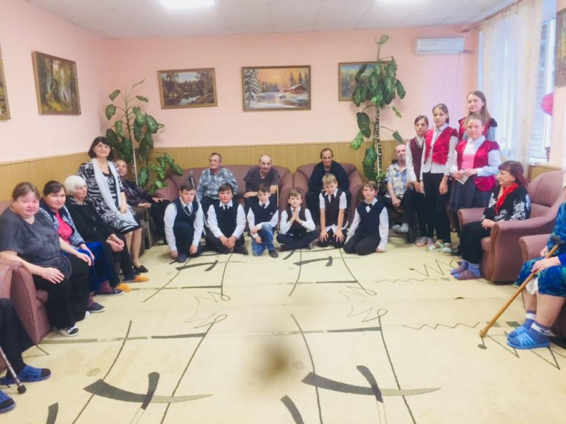 Воспитанники воскресной группы «Лампада» Успенского храма станицы Калитвенской вместе с преподавателем Сычевой Надеждой Николаевной посетили Старостаничный Дом престарелых