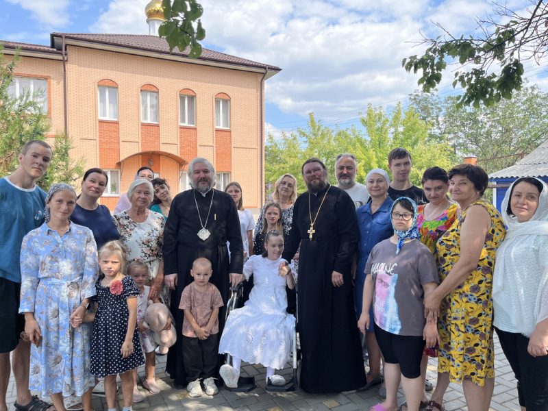 Епископ Шахтинский и Миллеровский Симон посетил детей и наставников епархиальной реабилитационной программы «Город ангелов» для детей с ограниченными возможностями здоровья в станице Манычской