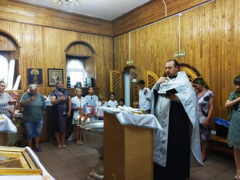 В храме Донской иконы Божией Матери г. Новошахтинска восемь детей и одна взрослая из многодетных и малообеспеченных семей приняли крещение
