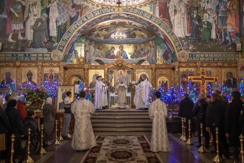 Рождество Христово праздничным богослужением отметили в Покровском кафедральном соборе Шахтинской епархии