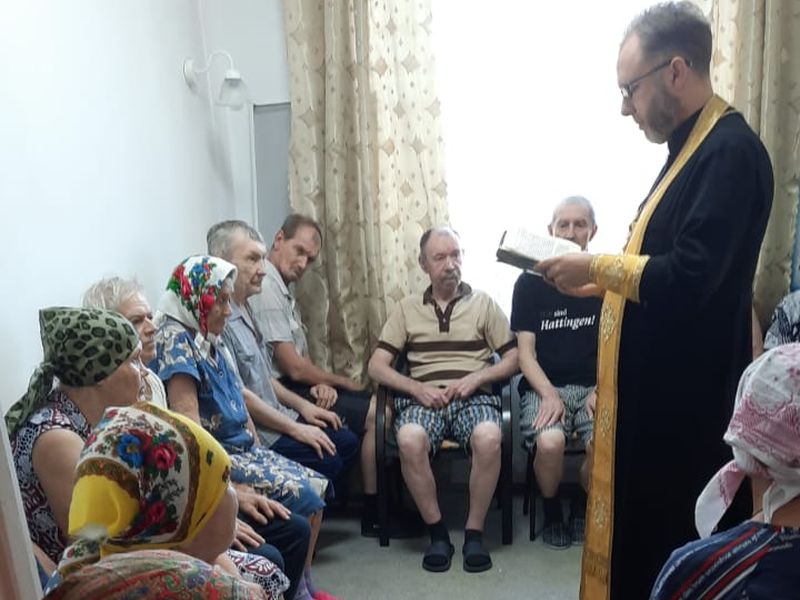 Духовная беседа и таинство Причащения в доме престарелых поселка Садовый