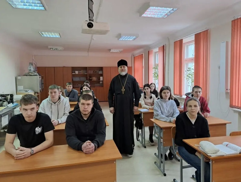Священник провёл духовную беседу со студентами Миллеровского техникума