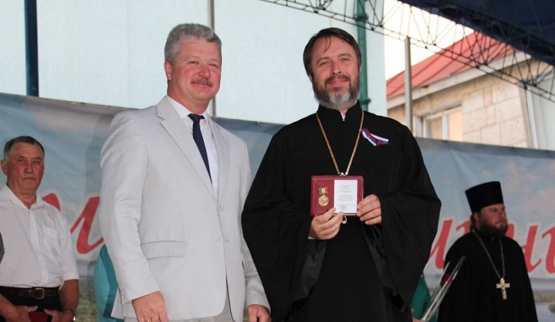 На главной площади станицы Багаевской состоялся торжественный митинг, посвящённый Дню России, протоиерей Александр Маштанов и протоиерей Александр Маликов награждены памятным знаком губернатора «80 лет Ростовской области»