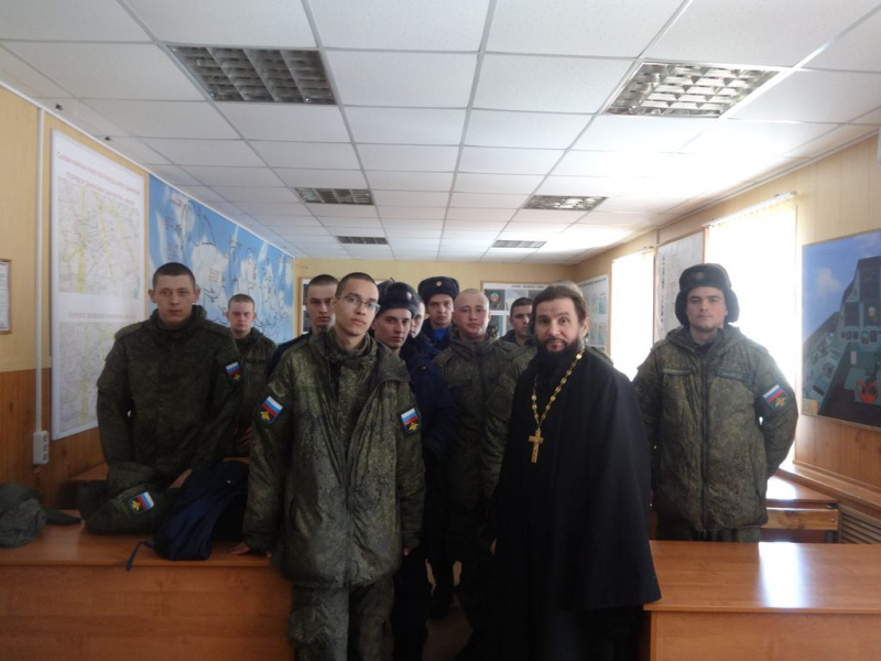 Священник Сергий Курьянов поздравил военных летчиков с Днем защитника Отечества и совершил с ними молитву