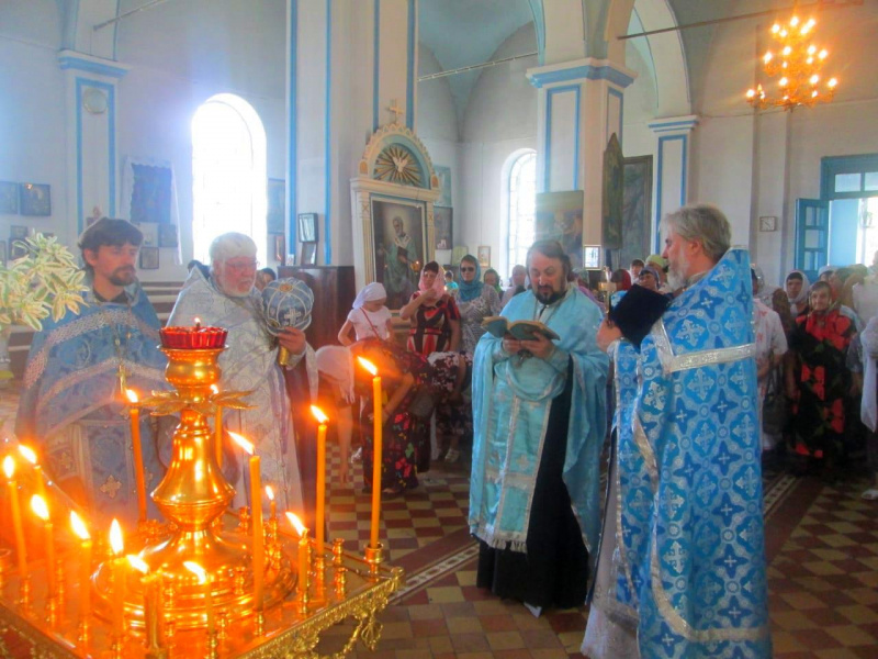 В день Смоленской иконы Божией Матери, именуемой "Одигитрия" (Путеводительница), в станичном храме прошла праздничная служба