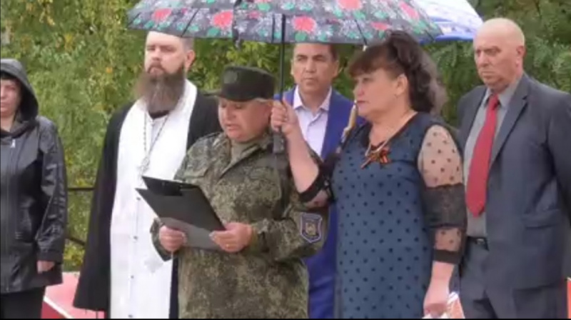 Благочинный приходов Миллеровского округа иерей Роман Калинин принял участие в торжественной церемонии перезахоронения останков солдата Великой Отечественной войны