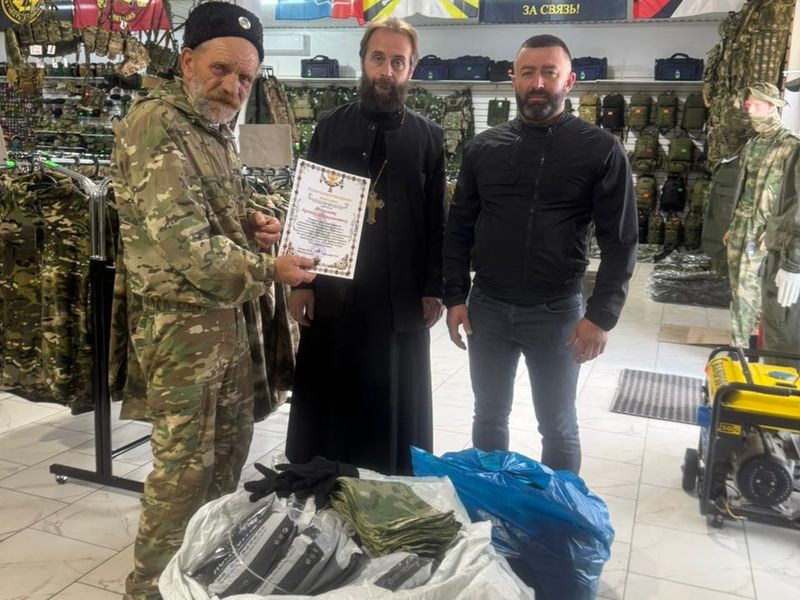 Директор армейского магазина "Беркут" передал гуманитарную помощь для военнослужащих