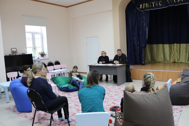 В рамках реализации епархиального проекта победителя конкурса «Православная инициатива» «Кризисный центр «Дом для мамы» при Свято-Покровском приходе г. Каменск-Шахтинский функционирует «Школа материнства»