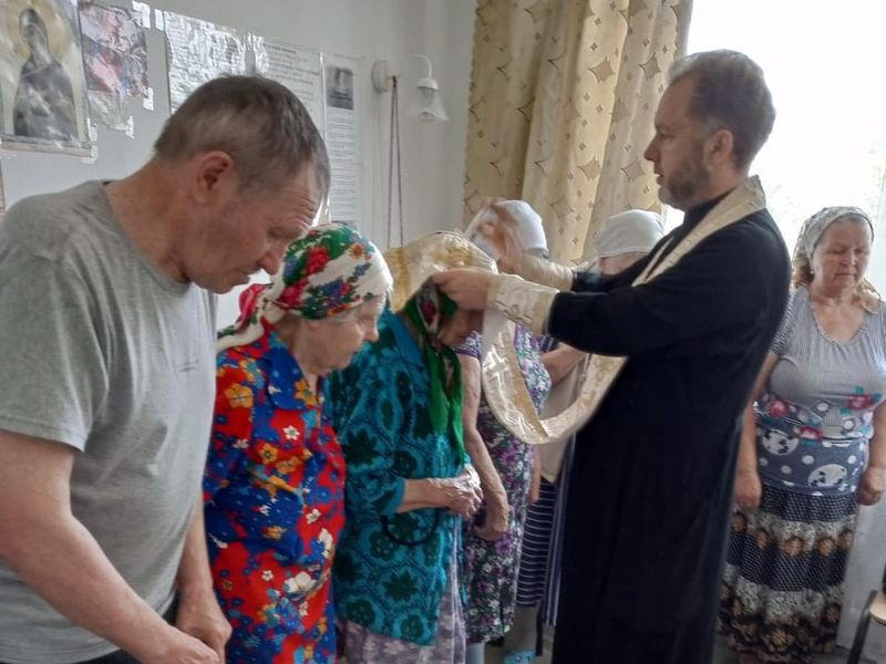 Протоиерей Роман Мясников нанес визит в дом престарелых