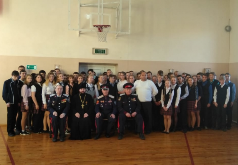 Во время посещения малой Родины К.А. Ярушко в сопровождении иерея Георгия Лукащук встретился с учащимися средней школы № 2 г. Миллерово и Туроверовской средней школы Миллеровского района