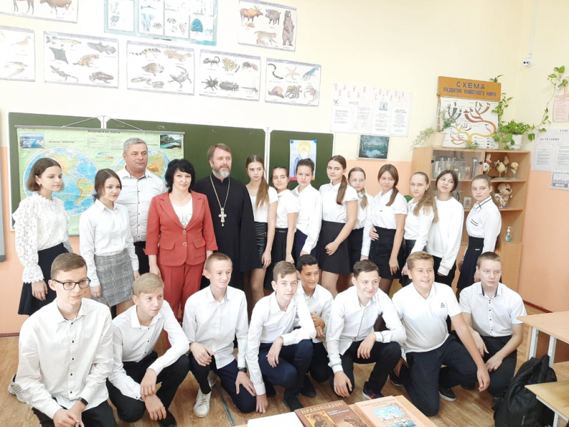 Протоиерей Александр Маштанов провел в школах станицы Багаевской и хутора Федулов провел уроки, посвященные 800-летию со дня рождения святого благоверного князя Александра Невского