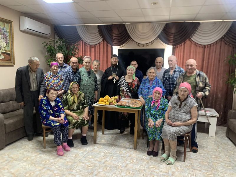 Поздравление постояльцев дома престарелых с праздником Покрова Пресвятой Богородицы