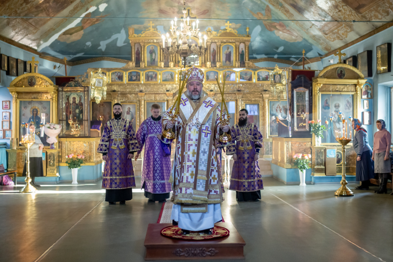 В поминальную родительскую субботу Преосвященнейший епископ Симон совершил Литургию в Покровском храме города Шахты