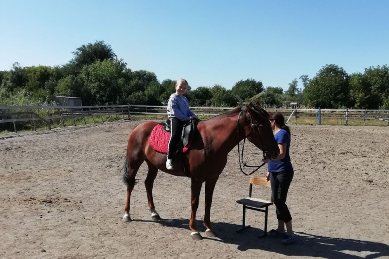 Иерей Сергий Липень и воспитанники воскресной школы храма Великомученика Георгия Победоносца поселка Новозарянский посетили конноспортивную школу