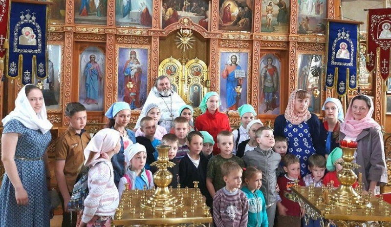 Маленькие паломники, дети из летнего лагеря «Шестоднев» и дошкольной группы «Радость моя» посетили храм Святителя Николая Чудотворца в х.Гуково
