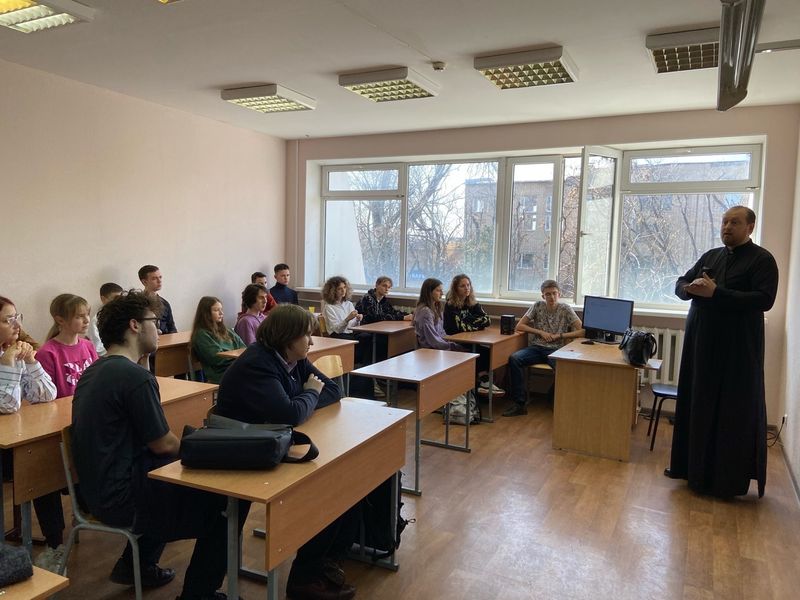 В Физико-математический школе состоялись «Разговоры о важном», посвященные присоединению Крыма к России