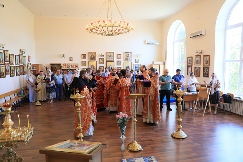Соборным богослужением отметили престольный праздник в домовом храме Института сферы обслуживания и предпринимательства (филиал) ДГТУ в городе Шахты в честь апостола и евангелиста Иоанна Богослова