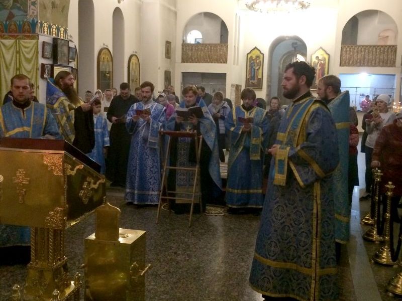 Акафист Покрову Пресвятой Богородицы духовенство и прихожане кафедрального собора совершают вместе