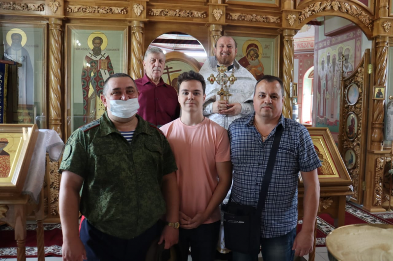 Прихожане храма Донской иконы Богородицы г. Новошахтинска поздравили протоиерея Романа Амплеева с годовщиной иерейской хиротонии