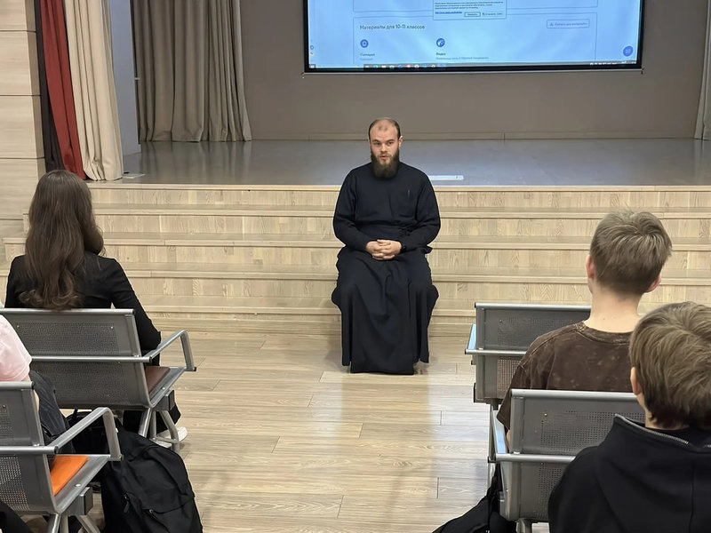 Помощник благочинного Александровск-Грушевского округа провел беседу о Великом посте с учащимися школы № 38