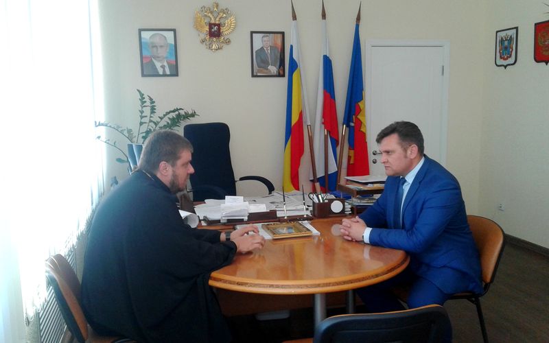 В здании администрации Миллеровского района прошла встреча главы района Макаренко В.С. и благочинного Миллеровского округа иерея Максима Кибанова