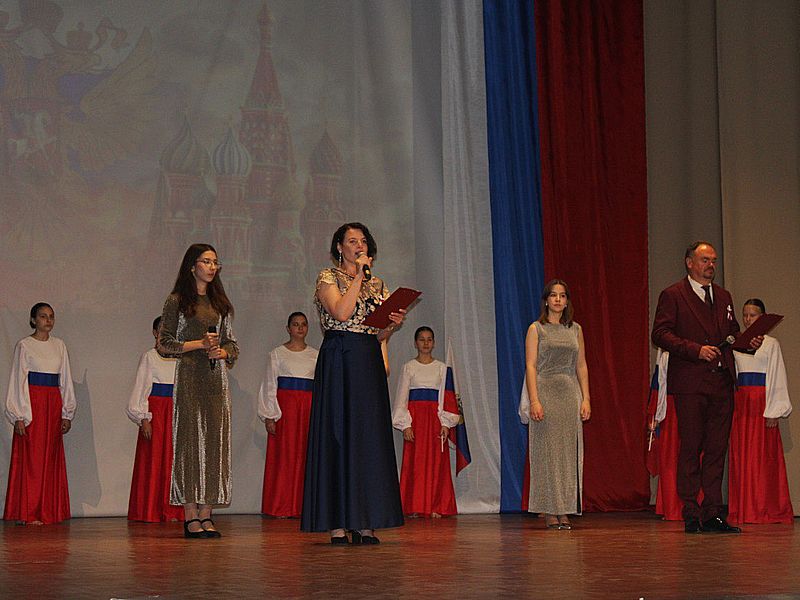 В Доме культуры Миллеровского района прошло торжественное мероприятие, посвященное Дню России   