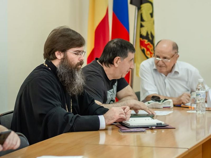 Благочинный Александровск-Грушевского округа принял участие в совещании в Администрации города Шахты