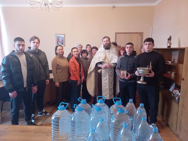 В Крещенский сочельник иерей Алексий Скосарев совершил чин великого освящения воды в Колледже экономики и сервиса при ИСОиП ДГТУ г. Шахты