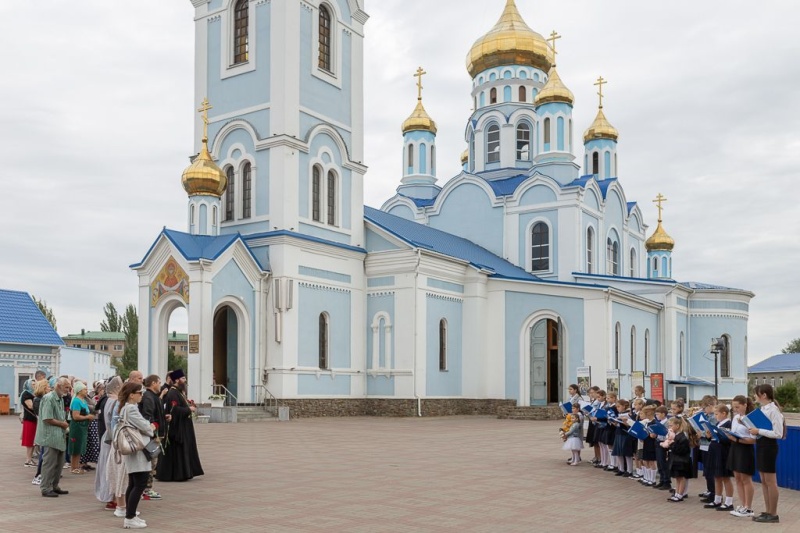 В память о трагедии Беслана на Соборной площади города Шахты почтили память жертв и героев