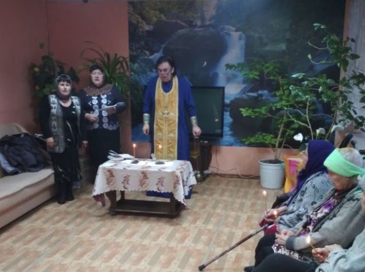 Сестры милосердия и клирик Пантелеимоновского прихода игумен Пантелеимон посетили Дом инвалидов и престарелых в х. Жеребковка