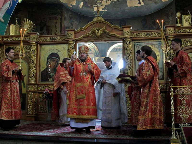 Правящий архиерей Шахтинской епархии Преосвященнейший епископ Симон возглавил Божественную литургию в Покровском кафедральном соборе г. Шахты и совершил иерейскую хиротонию