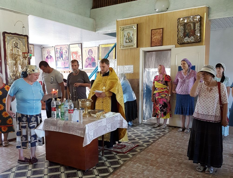 В День семьи, любви и верности в храме Святителя Николая Чудотворца г. Зверево иерей Димитрий Дяур совершил молебен о семейном благополучии