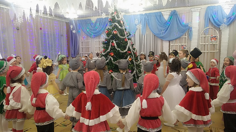 По приглашению директора детского сада «Золотая рыбка» Н.Г. Лебедевой клирик Никольского храма г. Шахты иерей Николай Налеткин посетил Новогодний утренник