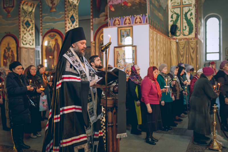 В понедельник первой седмицы Великого поста епископ Шахтинский и Миллеровский Симон совершил великое повечерие с чтением Великого канона преподобного Андрея Критского в Покровском соборе города Шахты