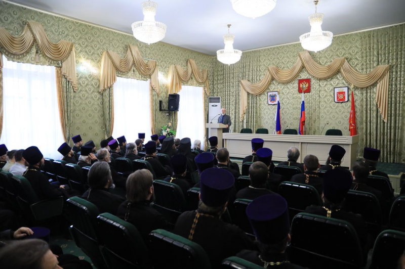 В районном ДК пос. Каменоломни состоялась встреча профессора Александра Леонидовича Дворкина с духовенством Шахтинской епархии. На встрече присутствовал епископ Шахтинский и Миллеровский Симон