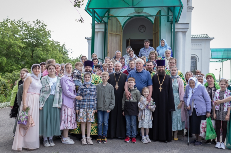 В престольный день Преосвященнейший епископ Симон совершил Божественную литургию в храме Святой Троицы хутора Ягодинка