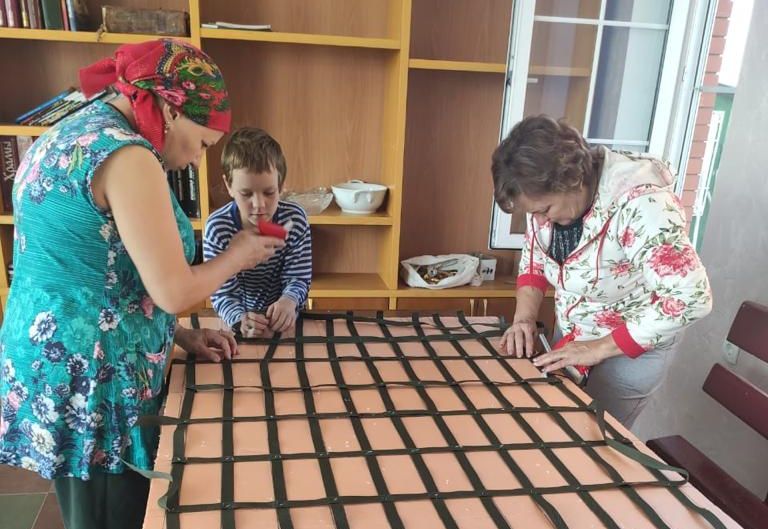 Прихожане храма святителя Алексия Московского ст. Бессергеневской присоединились к волонтерскому движению «Золотые руки ангела», собирают и шьют легкие тактические носилки для раненых