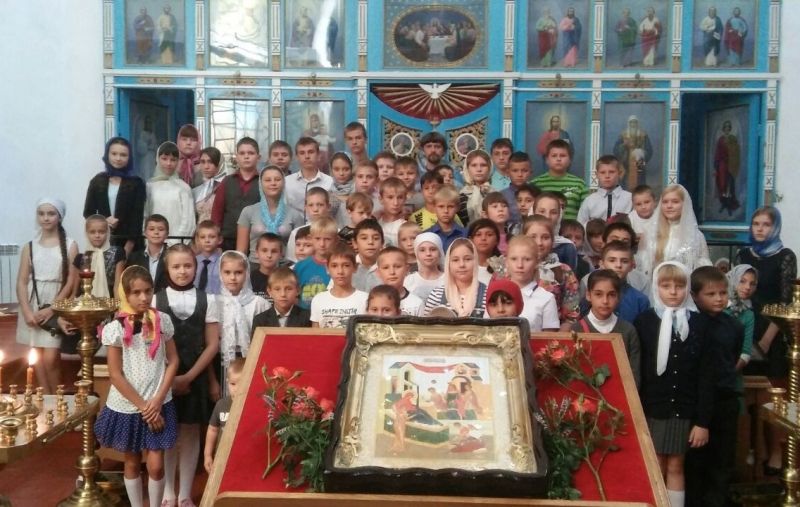 Протоиерей Андрей Поздняков познакомил школьников с местными святынями и рассказал о празднике Рождества Пресвятой Богородицы